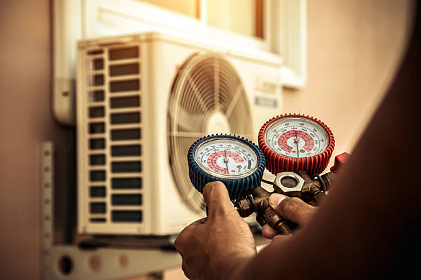Professional Hvac technician working in Victoria, MS